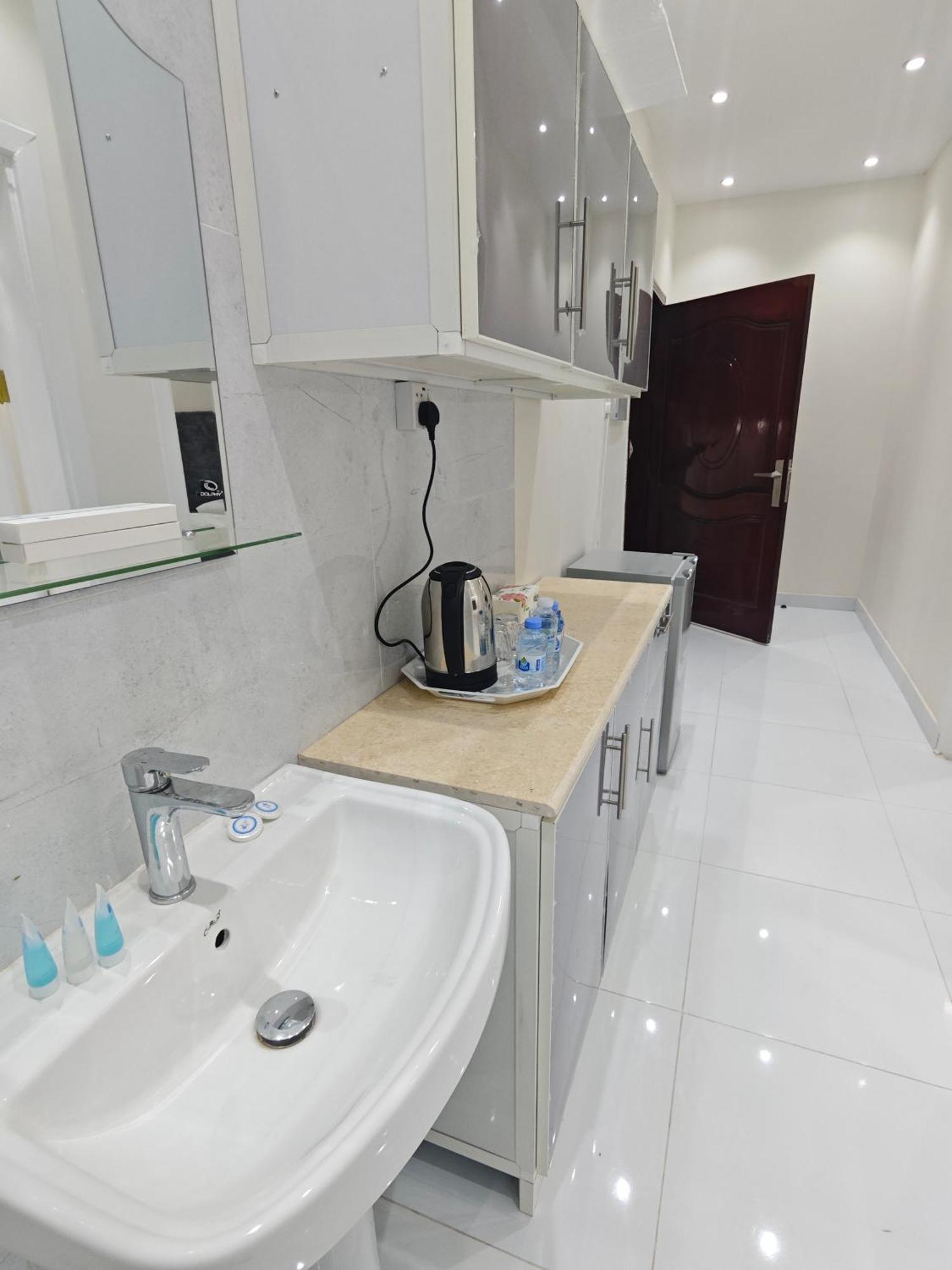 Yaqoot Al Madina Suites Al Awali Luaran gambar